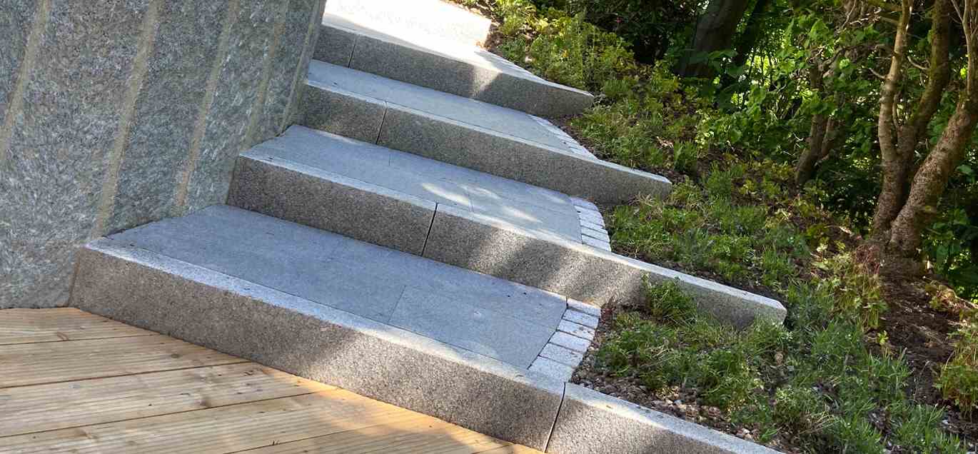 Granittreppe im Hang