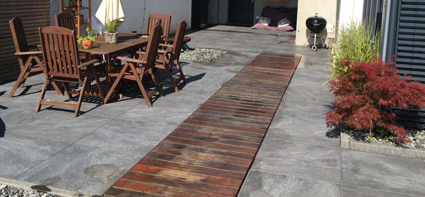Terrasse mit Holzsteg